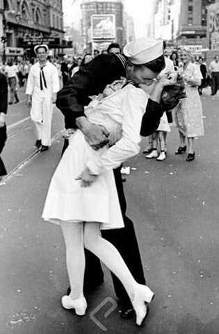 Kissing on VJ Day