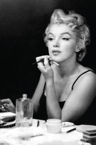 Marilyn Monroe - Applying Makeup Backstage